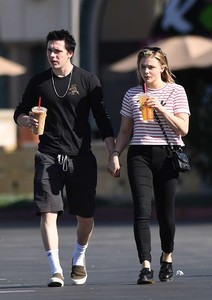 Chloe-Moretz-with-Brooklyn-Beckham-gabbing-iced-coffees--04.jpg