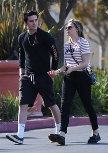 Chloe-Moretz-with-Brooklyn-Beckham-gabbing-iced-coffees--05.jpg