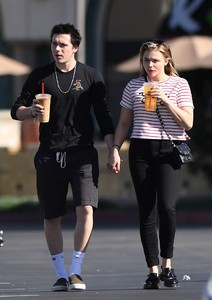 Chloe-Moretz-with-Brooklyn-Beckham-gabbing-iced-coffees--06.jpg