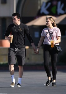 Chloe-Moretz-with-Brooklyn-Beckham-gabbing-iced-coffees--07.jpg