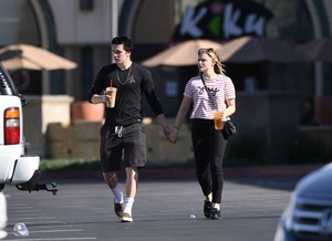 Chloe-Moretz-with-Brooklyn-Beckham-gabbing-iced-coffees--08.jpg