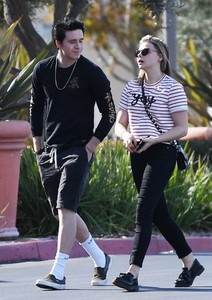 Chloe-Moretz-with-Brooklyn-Beckham-gabbing-iced-coffees--12.jpg