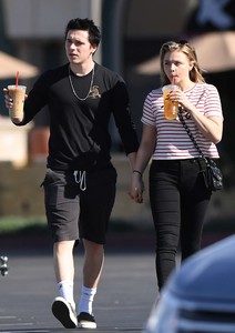 Chloe-Moretz-with-Brooklyn-Beckham-gabbing-iced-coffees--13.jpg