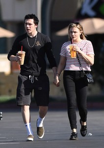 Chloe-Moretz-with-Brooklyn-Beckham-gabbing-iced-coffees--16.jpg