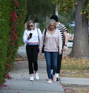 Chloe-Moretz-with-her-mom-and-Brooklyn-Beckham-out-in-LA--03.jpg