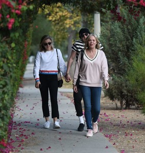 Chloe-Moretz-with-her-mom-and-Brooklyn-Beckham-out-in-LA--04.jpg