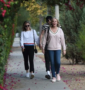 Chloe-Moretz-with-her-mom-and-Brooklyn-Beckham-out-in-LA--05.jpg