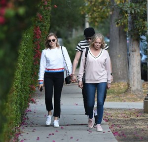 Chloe-Moretz-with-her-mom-and-Brooklyn-Beckham-out-in-LA--06.jpg