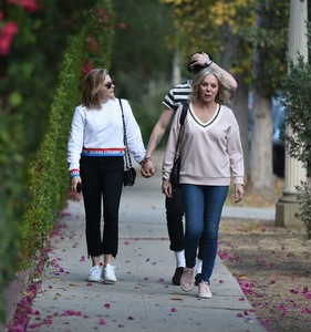 Chloe-Moretz-with-her-mom-and-Brooklyn-Beckham-out-in-LA--09.jpg
