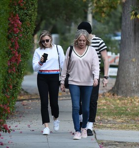 Chloe-Moretz-with-her-mom-and-Brooklyn-Beckham-out-in-LA--14.jpg
