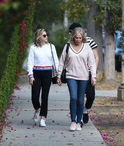 Chloe-Moretz-with-her-mom-and-Brooklyn-Beckham-out-in-LA--18.jpg