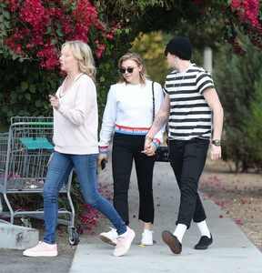 Chloe-Moretz-with-her-mom-and-Brooklyn-Beckham-out-in-LA--19.jpg