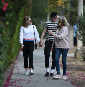 Chloe-Moretz-with-her-mom-and-Brooklyn-Beckham-out-in-LA--21.jpg