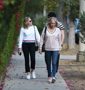 Chloe-Moretz-with-her-mom-and-Brooklyn-Beckham-out-in-LA--25.jpg