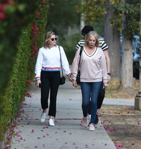 Chloe-Moretz-with-her-mom-and-Brooklyn-Beckham-out-in-LA--28.jpg