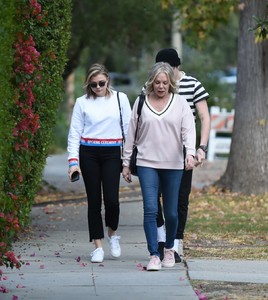 Chloe-Moretz-with-her-mom-and-Brooklyn-Beckham-out-in-LA--29.jpg
