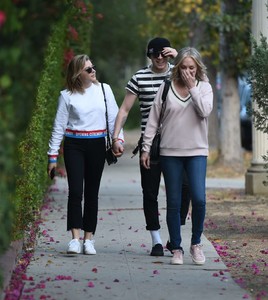 Chloe-Moretz-with-her-mom-and-Brooklyn-Beckham-out-in-LA--30.jpg