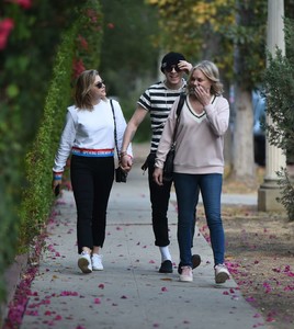 Chloe-Moretz-with-her-mom-and-Brooklyn-Beckham-out-in-LA--31.jpg