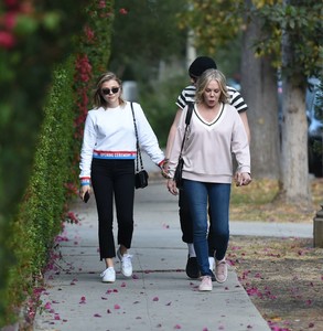 Chloe-Moretz-with-her-mom-and-Brooklyn-Beckham-out-in-LA--32.jpg