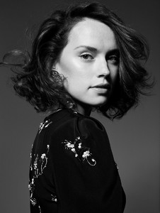 DAISY.RIDLEY_ELLE.UK_LIZ.COLLINS_04.thumb.jpg.2620daa5d02d03f9f767bc649226d5fd.jpg