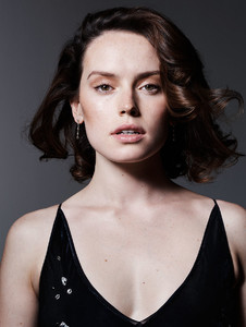 DAISY.RIDLEY_ELLE.UK_LIZ.COLLINS_06.thumb.jpg.b47ba2584d3a36278a64f13a93b9a55f.jpg