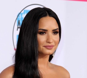 Demi-Lovato_-2017-American-Music-Awards--02.thumb.jpg.ff7da0774aca0433c0fd92bd13d74ae3.jpg