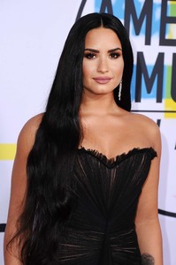 Demi-Lovato_-2017-American-Music-Awards--06.thumb.jpg.20b2c9526df736b2af5026d1a5f58fec.jpg