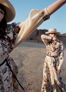 Dior-Magazine-Resort-2018-Fashion-Editorial02.thumb.jpg.3f27c4bc46b281960c810ce41c1d2356.jpg