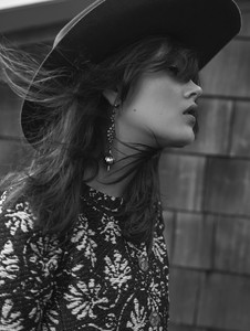 ELLE-Australia-November-2017-Rose-Freemantle-Sylve-Colless-8.thumb.jpg.914a7f0d5068c84a8ba75ee51437b64e.jpg
