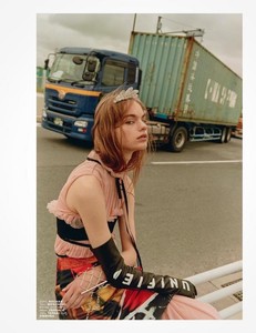 Estella-Boersma-by-Tak-Sugita-for-LOfficiel-Malaysia-September-2017-8.thumb.jpg.2de282ef7814aae5edc3d27677b321ff.jpg