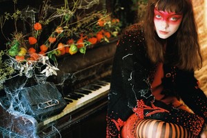 Glamour-Spain-Halloween-Special-Alice-Vink-Pablo-Curto-10.thumb.jpg.b29c786fd51f6b4fd4c0f00d821b1a33.jpg