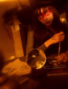Glamour-Spain-Halloween-Special-Alice-Vink-Pablo-Curto-2.thumb.jpg.88e538190b0c226f1c9c1977bdf682e8.jpg