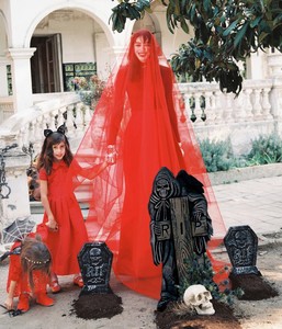 Glamour-Spain-Halloween-Special-Alice-Vink-Pablo-Curto-6.thumb.jpg.d8bf11afd6eecb39fa959d43642d76fa.jpg