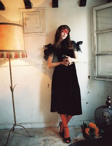 Glamour-Spain-Halloween-Special-Alice-Vink-Pablo-Curto-7.thumb.jpg.288e0c5e3fbf816133b1c6d8b640e273.jpg
