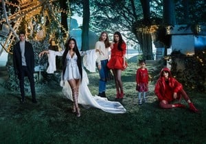 HM-Holiday-2017-Campaign06.thumb.jpg.f4dbd5ef546de22886df159431d605c3.jpg