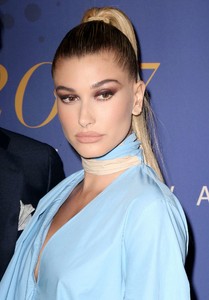 Hailey-Baldwin_-2017-FN-Achievement-Awards--02.jpg