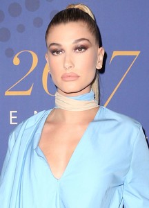 Hailey-Baldwin_-2017-FN-Achievement-Awards--11.jpg