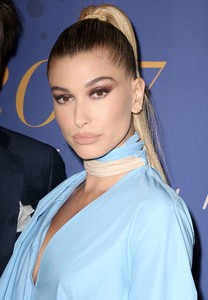 Hailey-Baldwin_-2017-FN-Achievement-Awards--16.jpg