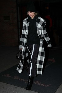 Hailey-Baldwin_-Leaving-The-Bowery-Hotel--02.jpg