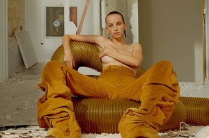 Jamilla-Hoogenboom-by-Nicole-Maria-Winkler-for-Revue-FW-2017-10-760x506.thumb.jpg.63c8806983f00aefa2ca24a584f1c8ee.jpg