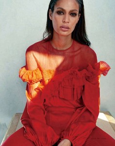 Joan-Smalls-Model02.thumb.jpg.1fdfe49bba286edb995f0b2a335a85c3.jpg