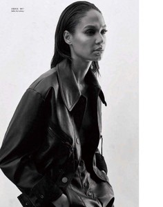 Joan-Smalls-Model04.thumb.jpg.d7fa03be4f36252db6a8e7ffcfea5aec.jpg
