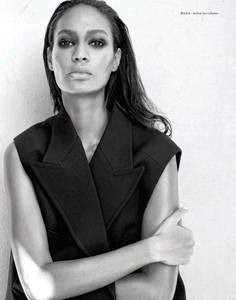 Joan-Smalls-Model05.thumb.jpg.cf05c136a2d0080a2dd918a5cff88145.jpg