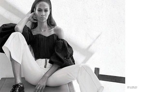 Joan-Smalls-Model06.thumb.jpg.f235c8e776b674fc469bc1fdbab68f08.jpg