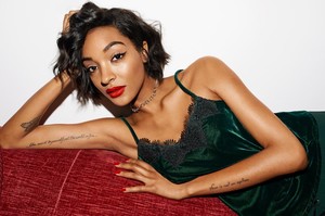 Jourdan-Dunn-Reserved-Christmas-2017-Campaign41092.thumb.jpg.37f3eb3d948af889c5c1af6218bbb220.jpg