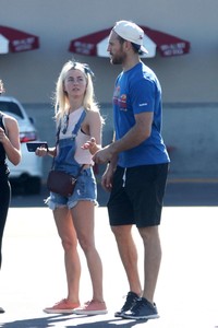 Julianne-Hough-in-Jeans--02.jpg