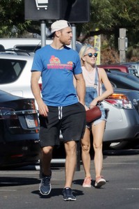 Julianne-Hough-in-Jeans--04.jpg