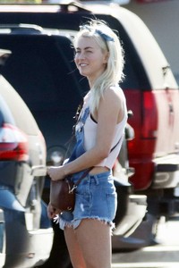 Julianne-Hough-in-Jeans--07.jpg