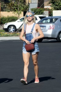 Julianne-Hough-in-Jeans--08.jpg