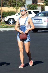 Julianne-Hough-in-Jeans--17.jpg